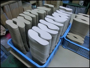 山積みされた製品
