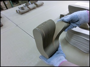 1枚づつ目視検品します